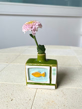 Load image into Gallery viewer, small TV vase (limette fish )

