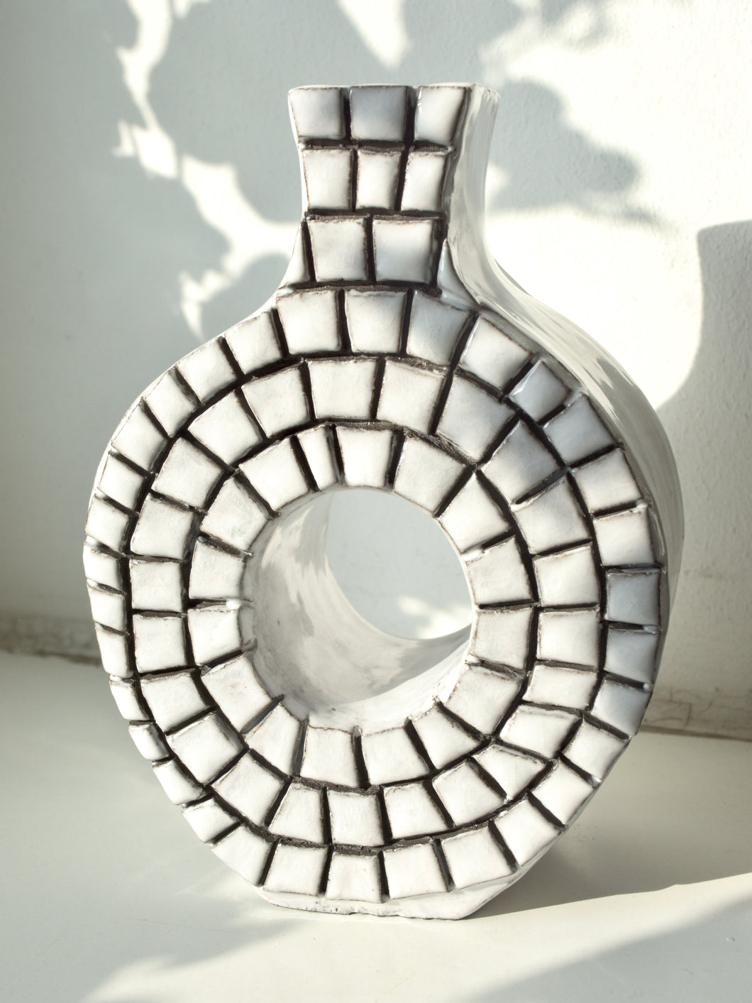 tiling donuts vase (white)